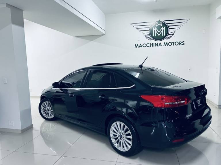 FORD - FOCUS - 2017/2018 - Preta - R$ 71.990,00