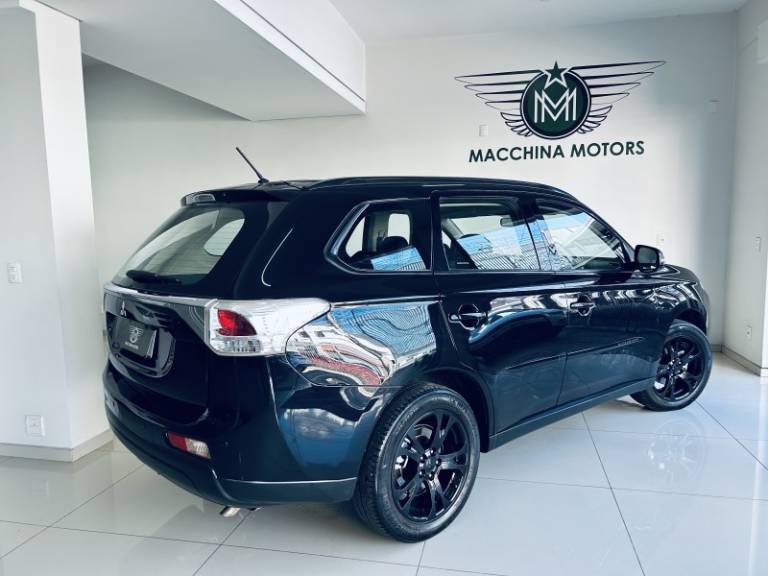 MITSUBISHI - OUTLANDER - 2013/2014 - Preta - R$ 71.990,00