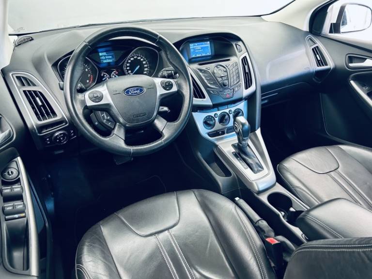 FORD - FOCUS - 2014/2015 - Branca - R$ 51.990,00
