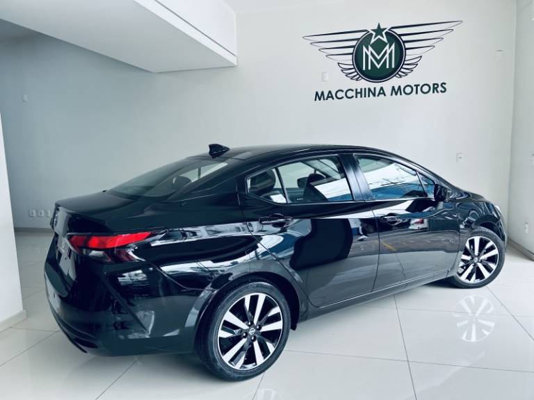 NISSAN - VERSA - 2021/2022 - Preta - R$ 88.990,00