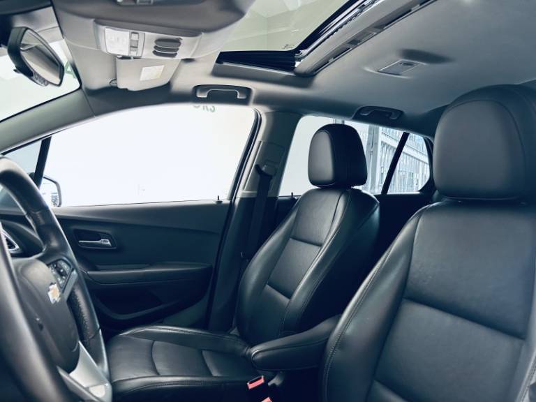 CHEVROLET - TRACKER - 2017/2018 - Prata - R$ 88.990,00