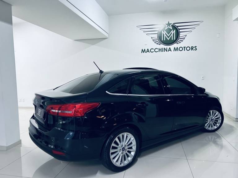 FORD - FOCUS - 2017/2018 - Preta - R$ 71.990,00