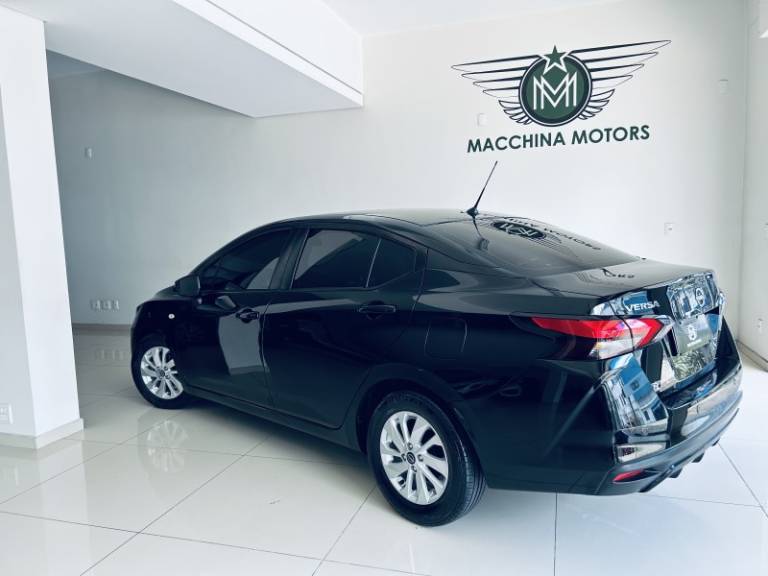 NISSAN - VERSA - 2023/2024 - Preta - R$ 91.990,00