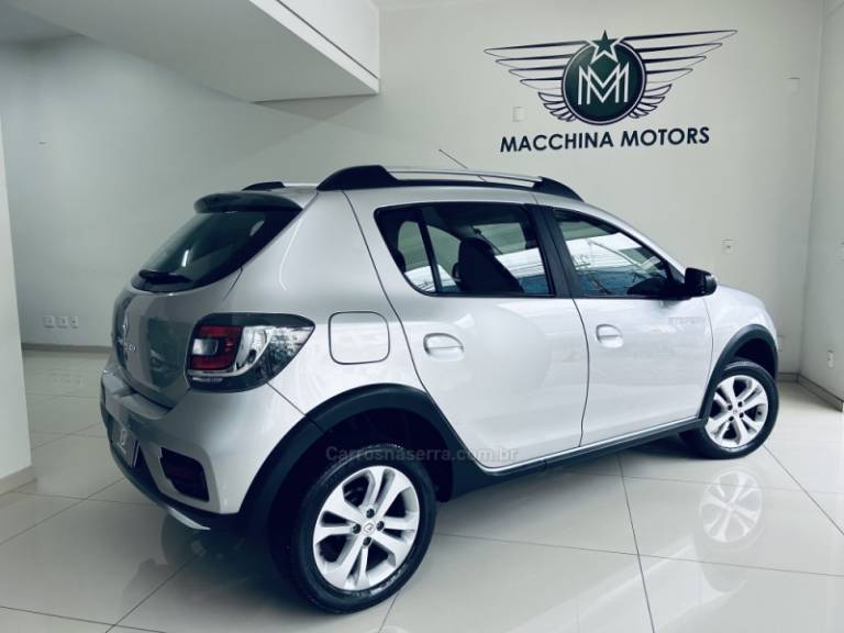 RENAULT - SANDERO - 2017/2018 - Prata - R$ 54.990,00