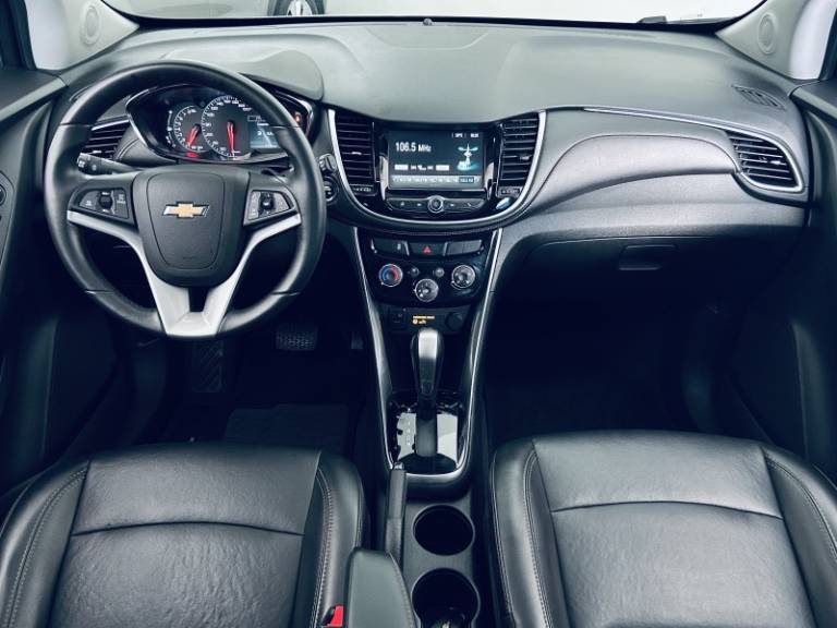 CHEVROLET - TRACKER - 2017/2018 - Prata - R$ 88.990,00