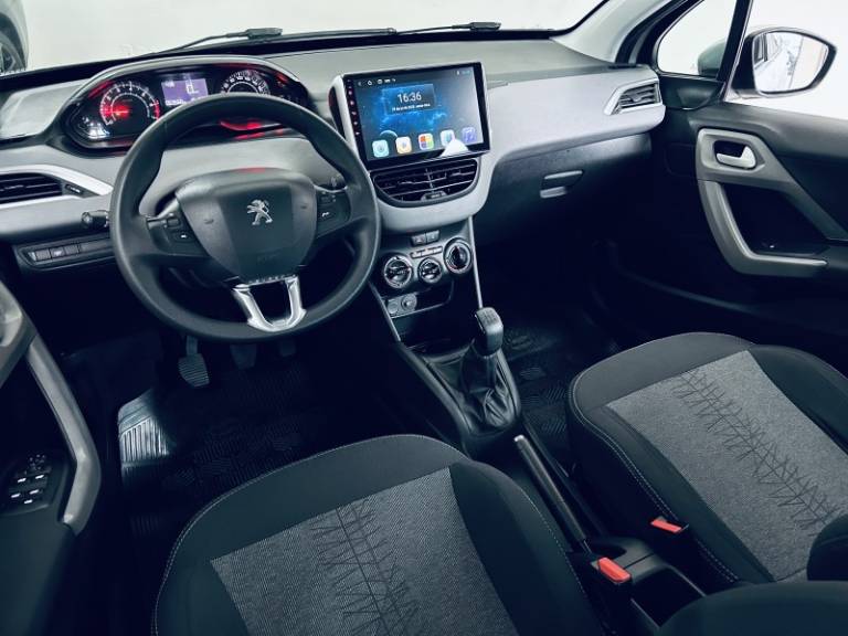 PEUGEOT - 208 - 2017/2018 - Prata - R$ 42.990,00