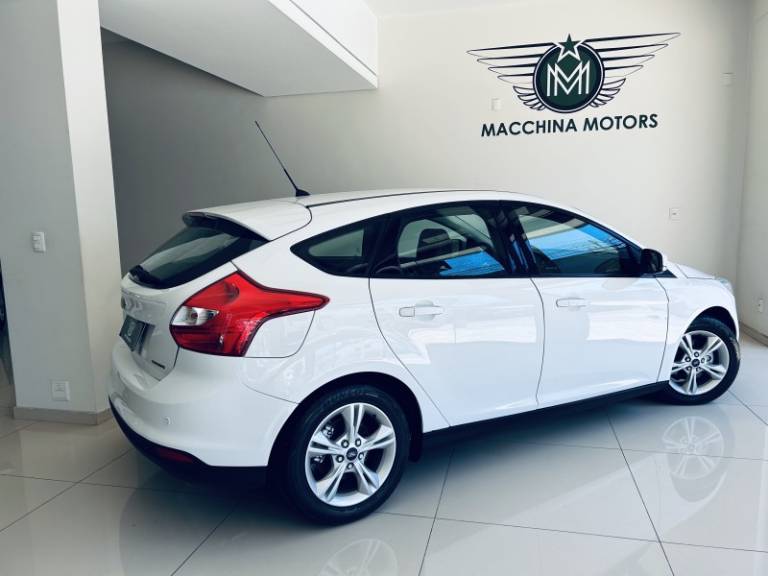 FORD - FOCUS - 2014/2015 - Branca - R$ 51.990,00