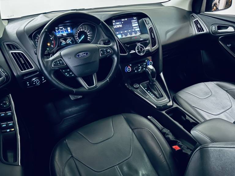 FORD - FOCUS - 2017/2018 - Preta - R$ 71.990,00