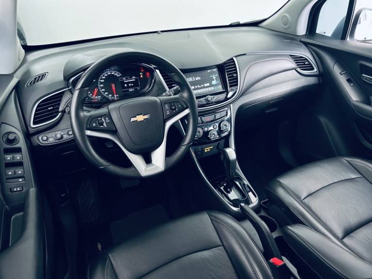 CHEVROLET - TRACKER - 2017/2018 - Prata - R$ 88.990,00