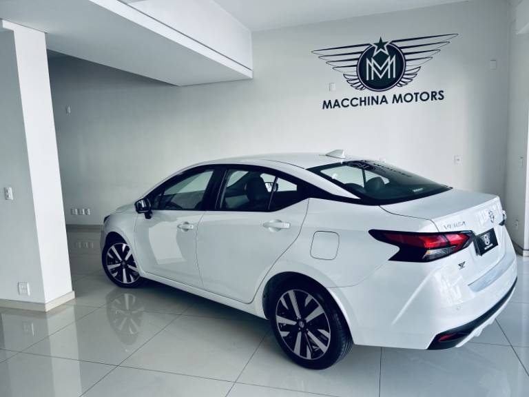 NISSAN - VERSA - 2021/2022 - Branca - R$ 88.990,00