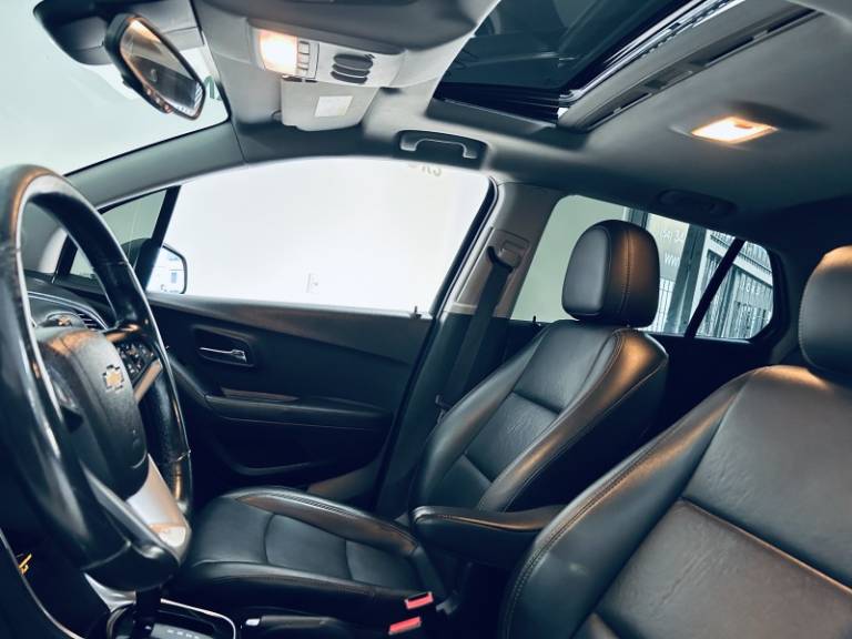 CHEVROLET - TRACKER - 2017/2018 - Prata - R$ 86.990,00
