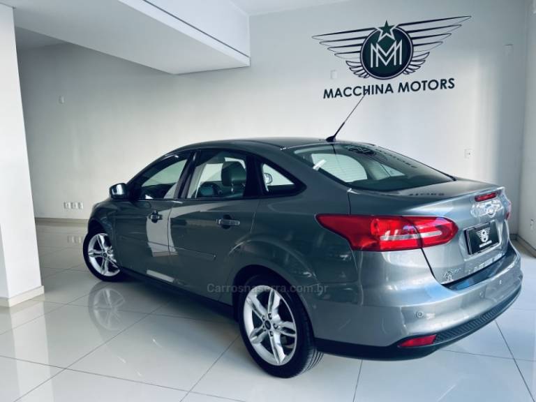 FORD - FOCUS - 2015/2016 - Cinza - R$ 56.990,00