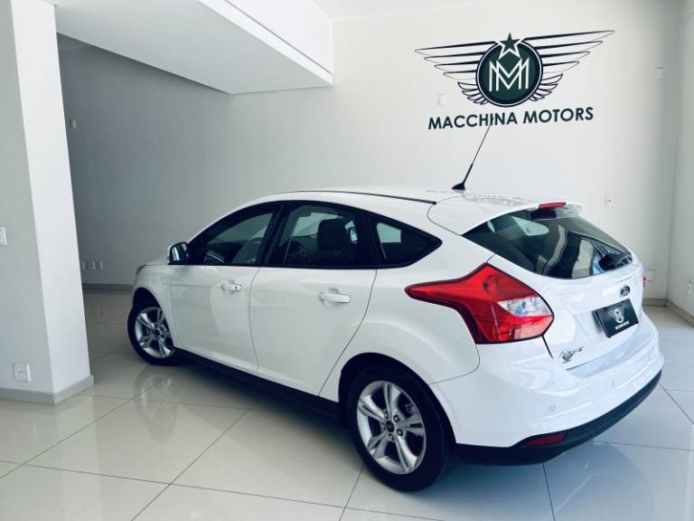 FORD - FOCUS - 2014/2015 - Branca - R$ 51.990,00