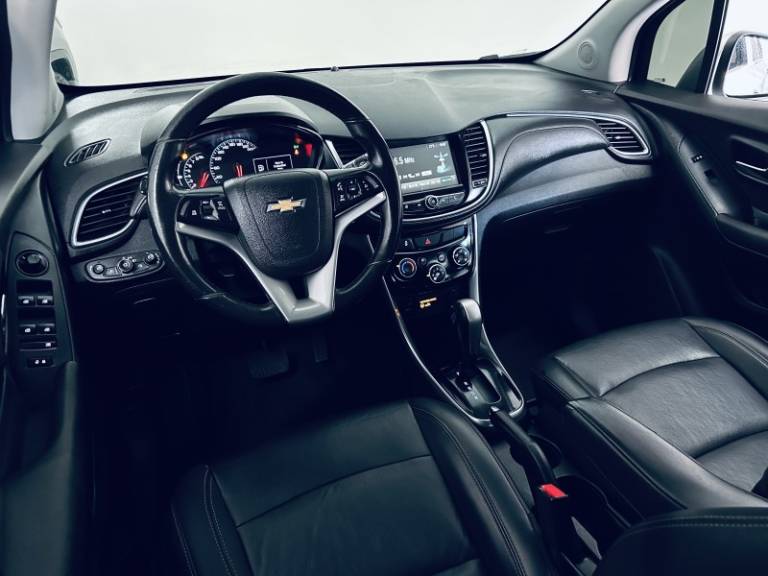 CHEVROLET - TRACKER - 2017/2018 - Prata - R$ 86.990,00