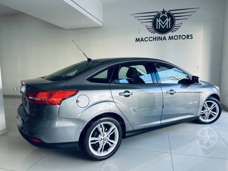 FORD - FOCUS - 2015/2016 - Cinza - R$ 56.990,00